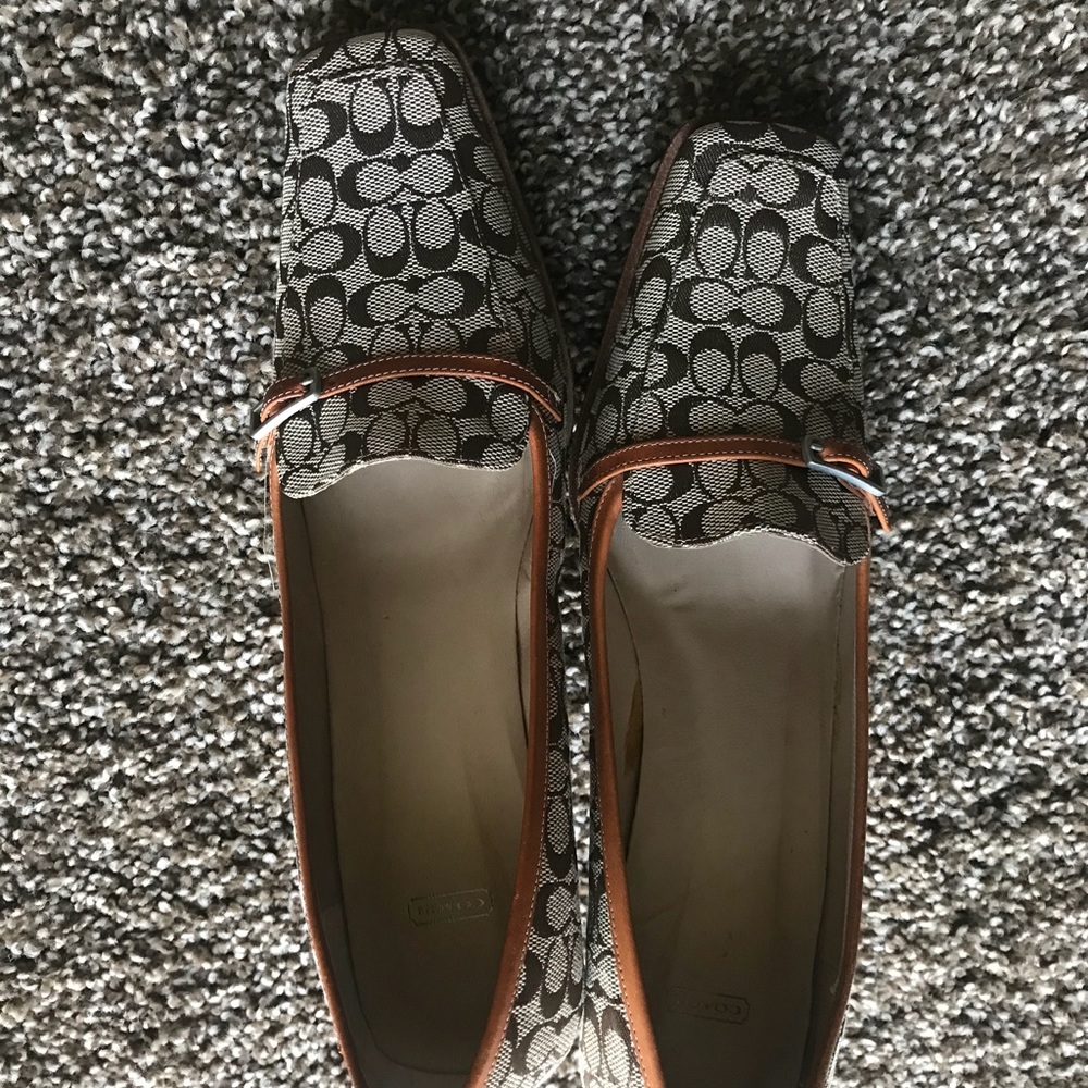 Coach Pumps